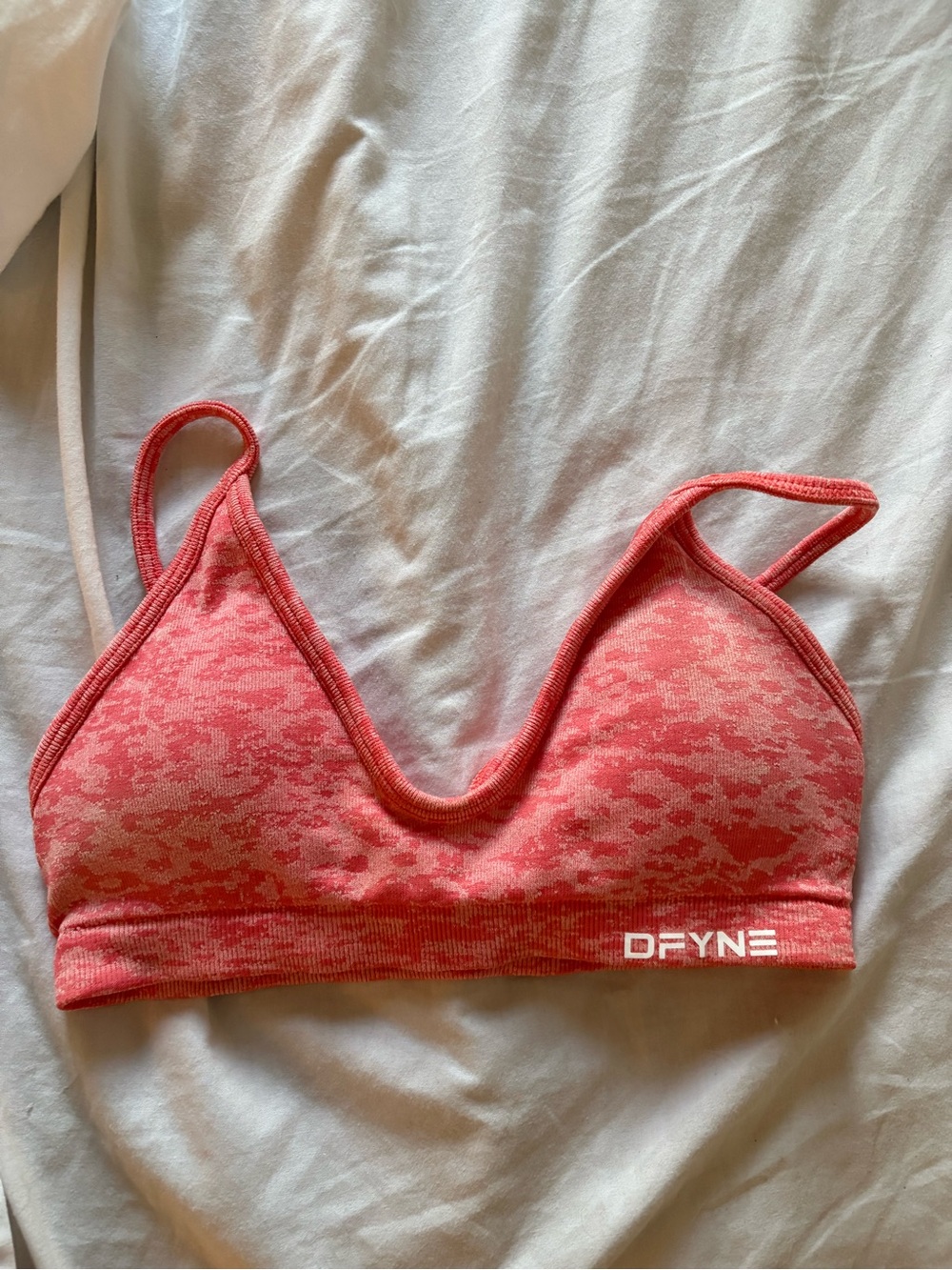 DFYNE Coral Pink Seamless V-Neck Sports Bra